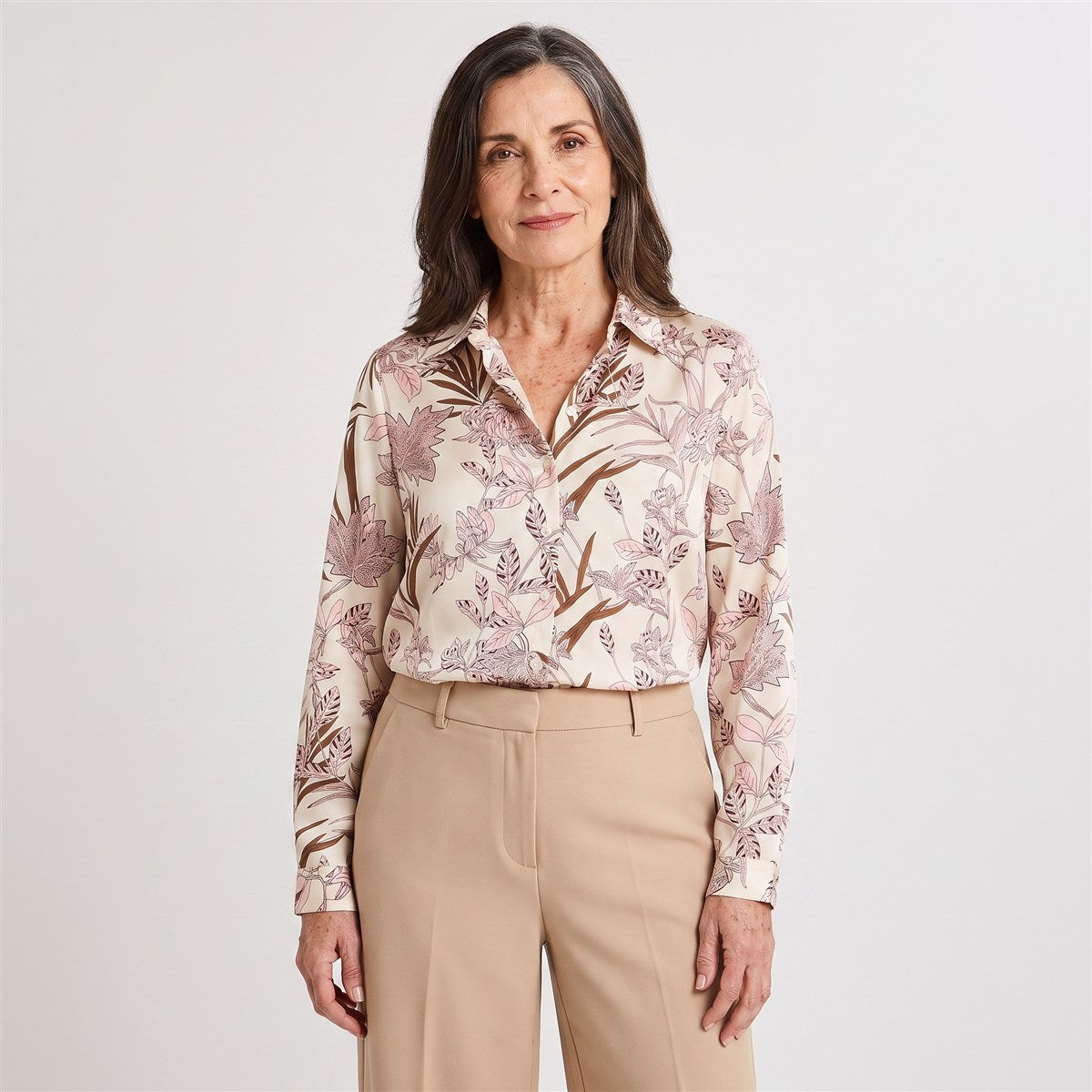 Blusa Manga Larga de Satin con Botones Estampada Beige en modelo adulta