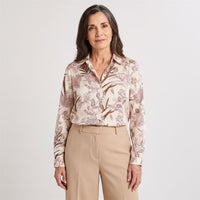 Blusa Manga Larga de Satin con Botones Estampada Beige en modelo adulta