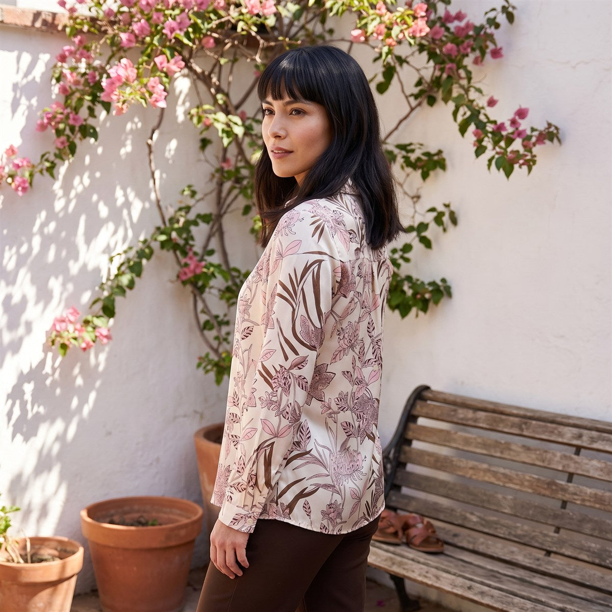 Blusa Manga Larga de Satin con Botones Estampada Beige lifestyle