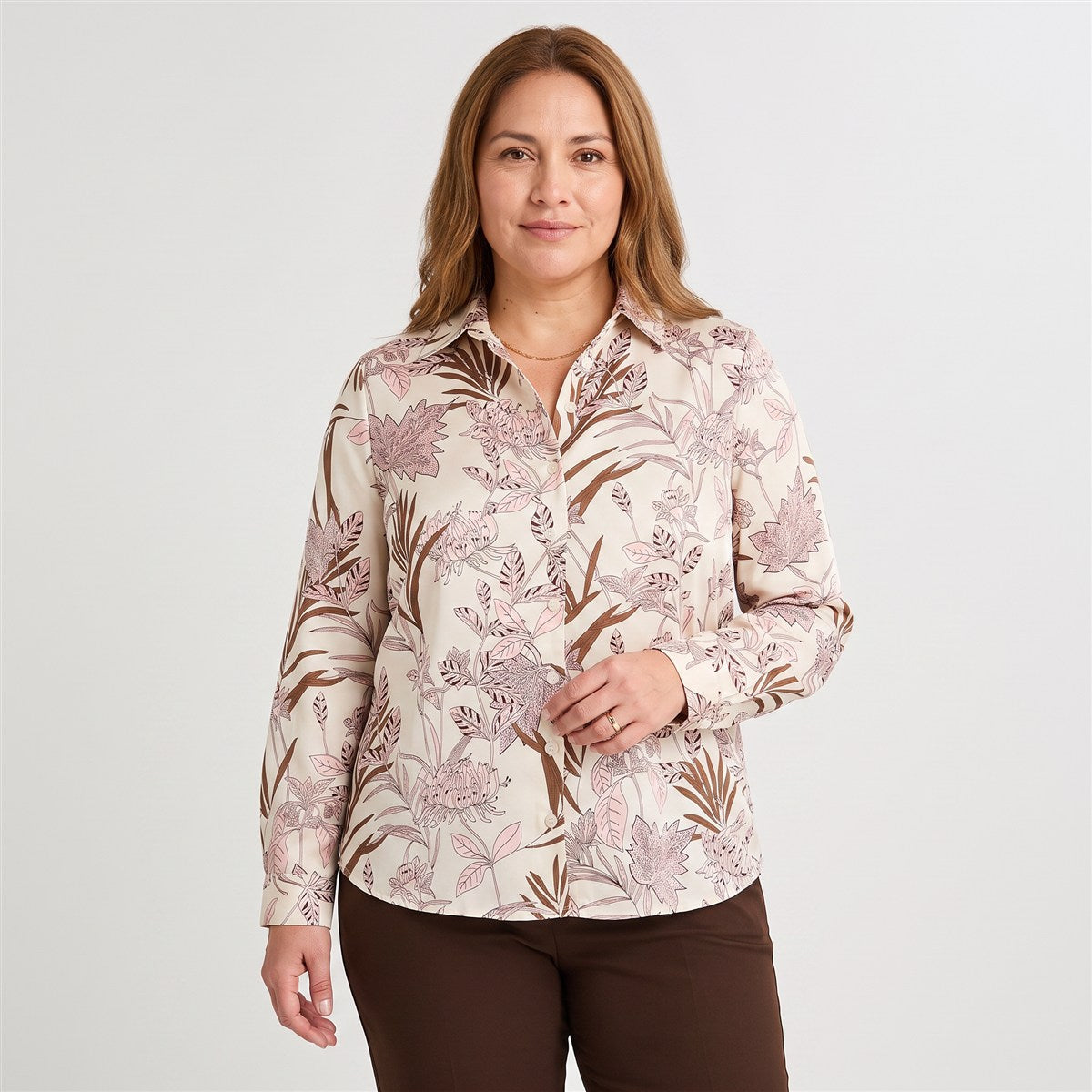 Blusa Manga Larga de Satin con Botones Estampada Beige en modelo plus size