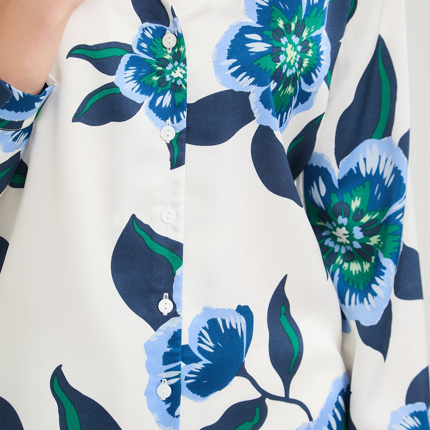 Blusa Manga Larga de Satin con Botones Estampada Azul