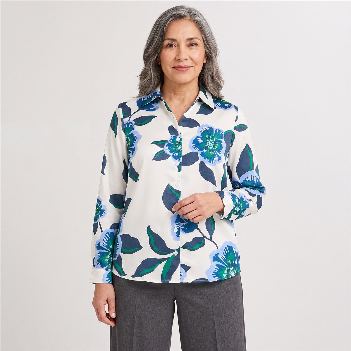 Blusa Manga Larga de Satin con Botones Estampada Azul en modelo adulta