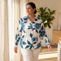 Blusa Manga Larga de Satin con Botones Estampada Azul lifestyle