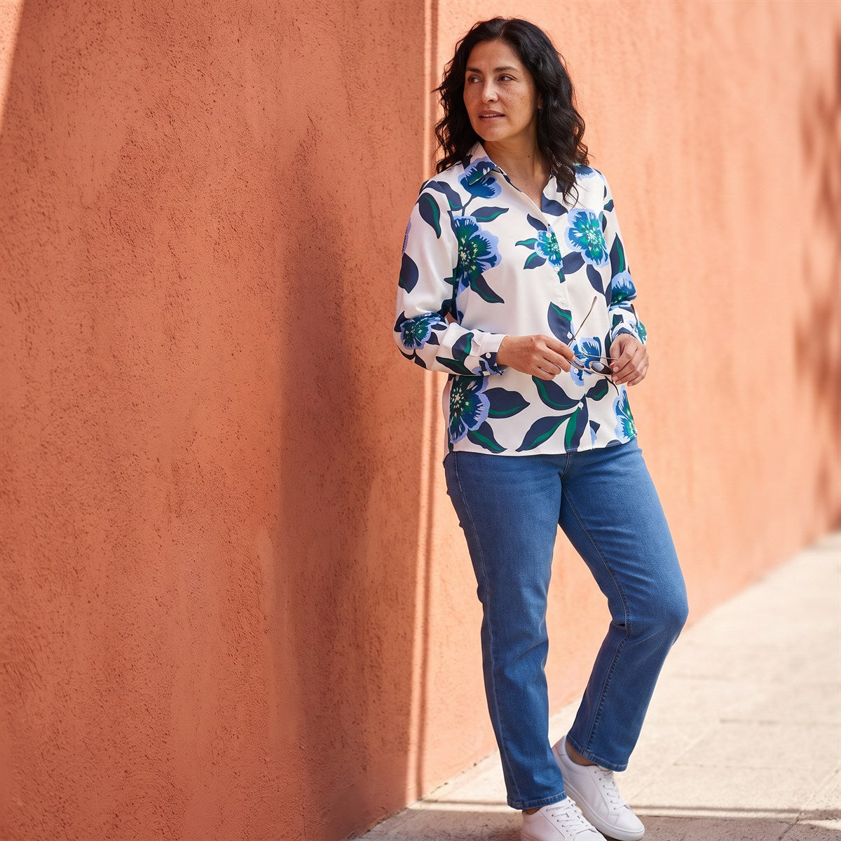 Blusa Manga Larga de Satin con Botones Estampada Azul lifestyle