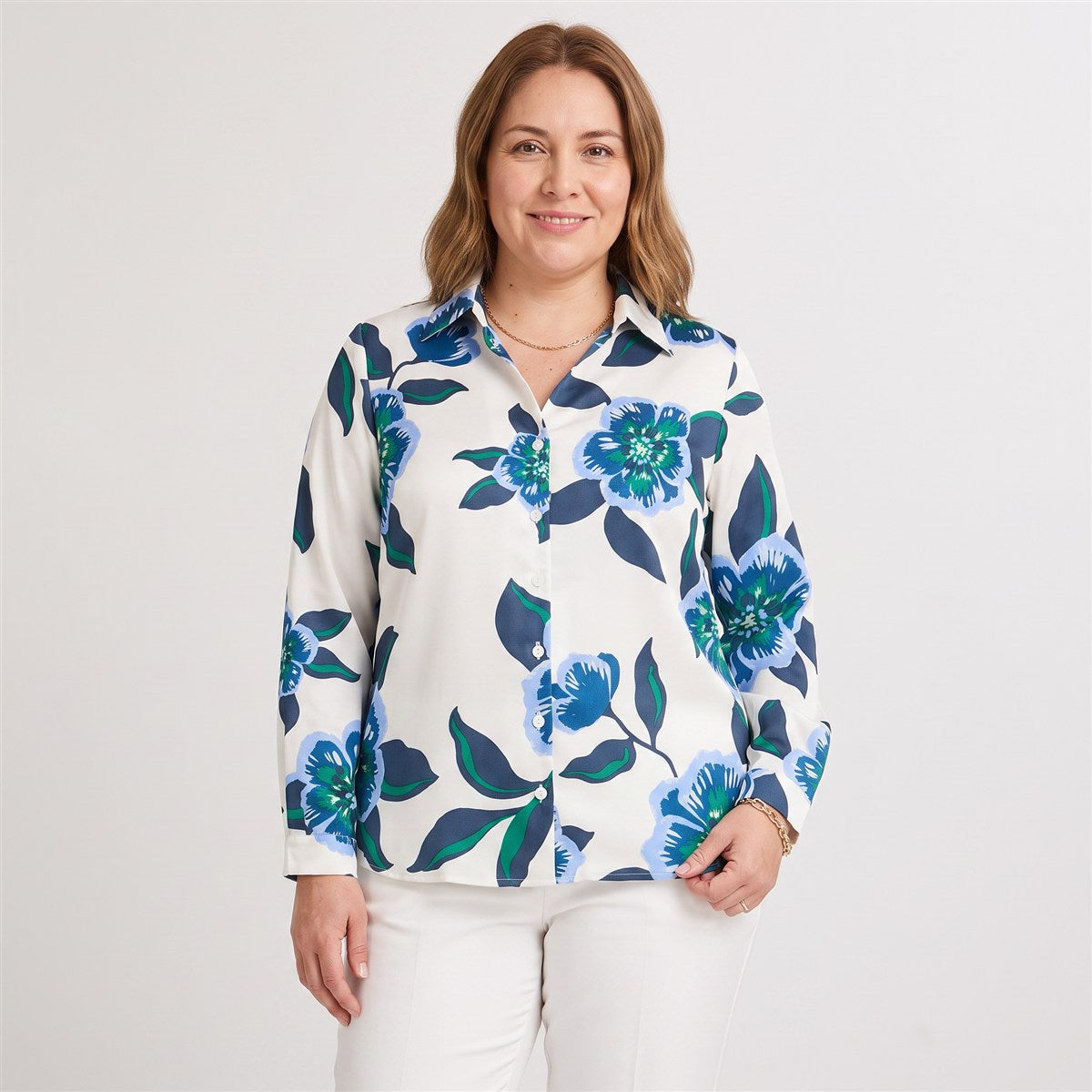 Blusa Manga Larga de Satin con Botones Estampada Azul en modelo plus size