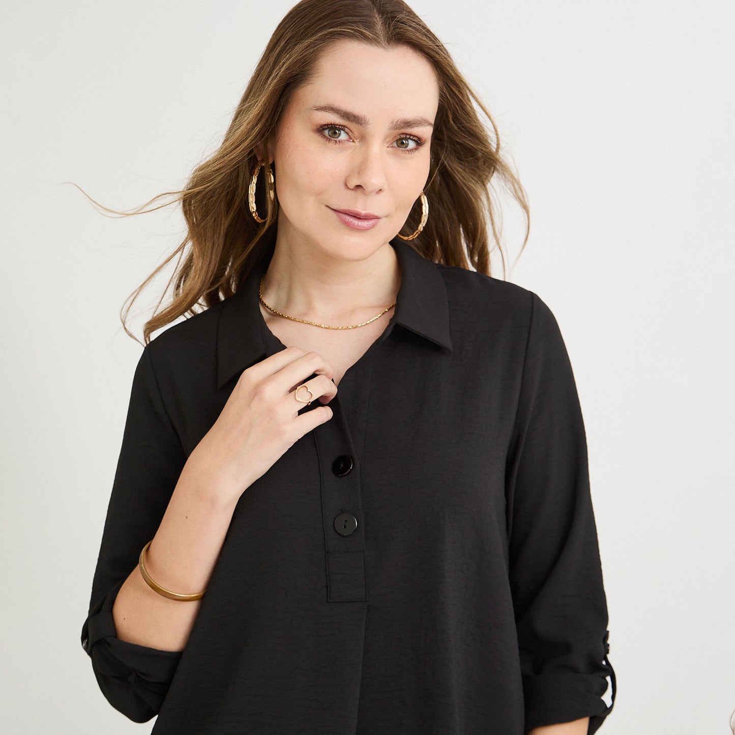 Blusa Manga Roll Up con Botones en Escote Negro
