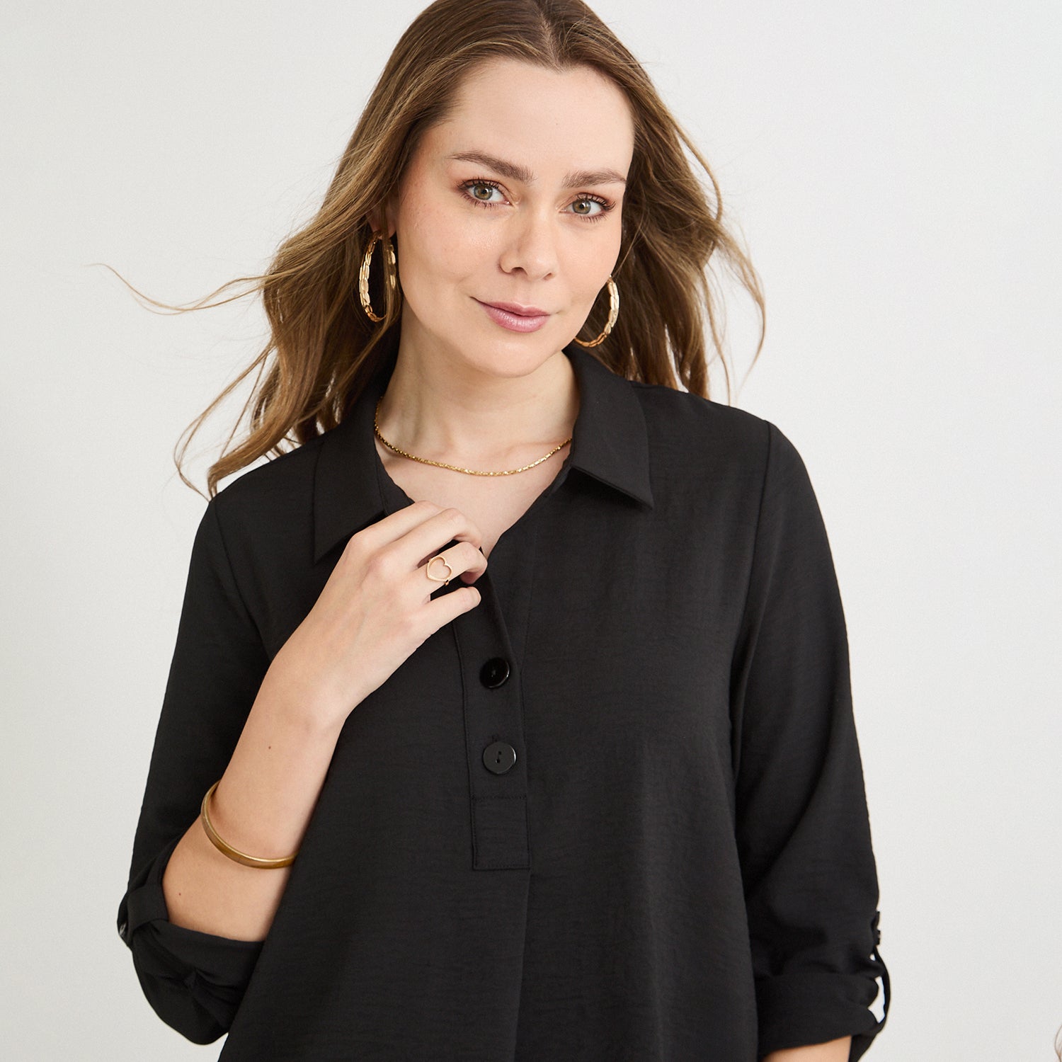 Blusa Manga Roll Up con Botones en Escote Negro