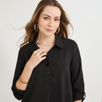 Blusa Manga Roll Up con Botones en Escote Negro