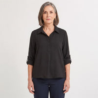 Blusa Manga Roll Up con Botones en Escote Negro en modelo adulta