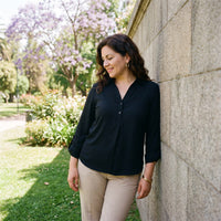 Blusa Manga Roll Up con Botones en Escote Negro lifestyle
