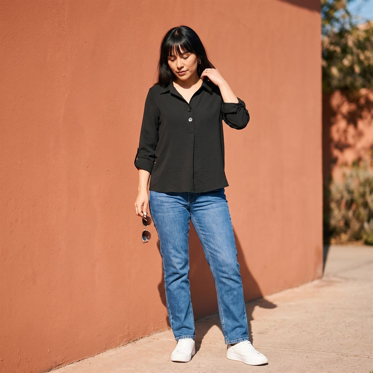 Blusa Manga Roll Up con Botones en Escote Negro lifestyle