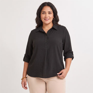 Blusa Manga Roll Up con Botones en Escote Negro en modelo plus size