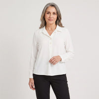 Blusa Manga Roll Up con Botones en Escote Blanco en modelo adulta
