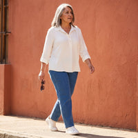 Blusa Manga Roll Up con Botones en Escote Blanco lifestyle
