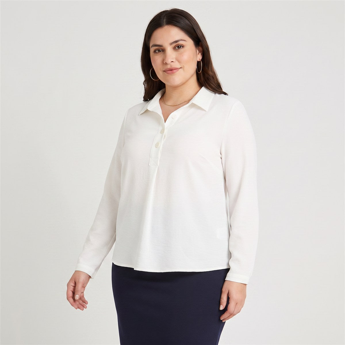 Blusa Manga Roll Up con Botones en Escote Blanco en modelo plus size