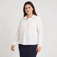 Blusa Manga Roll Up con Botones en Escote Blanco en modelo plus size