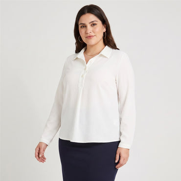 Blusa Manga Roll Up con Botones en Escote Blanco en modelo plus size