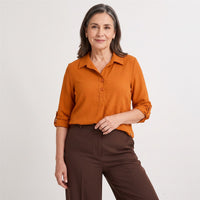 Blusa Manga Roll Up con Botones en Escote Terracota en modelo adulta