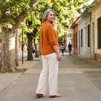 Blusa Manga Roll Up con Botones en Escote Terracota lifestyle