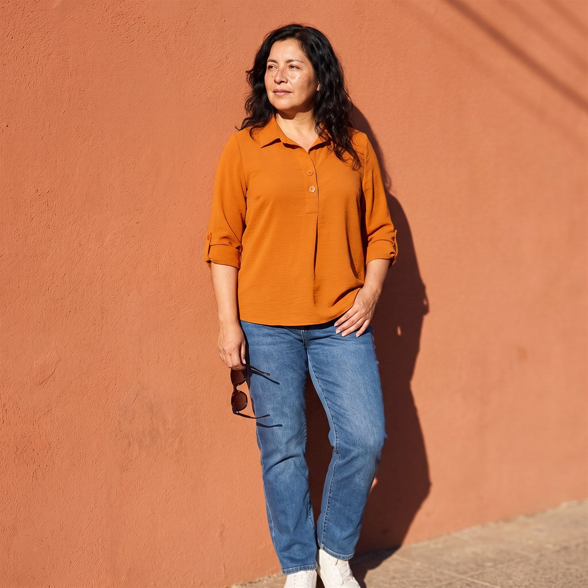 Blusa Manga Roll Up con Botones en Escote Terracota lifestyle