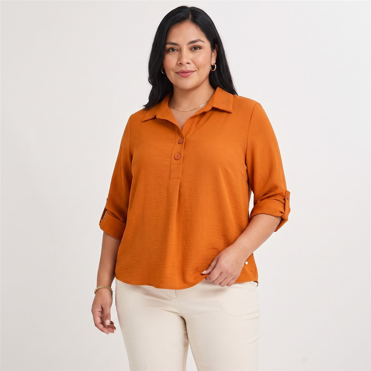 Blusa Manga Roll Up con Botones en Escote Terracota en modelo plus size