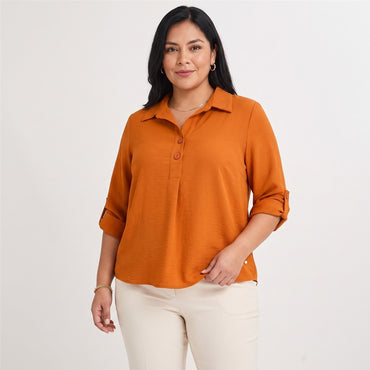 Blusa Manga Roll Up con Botones en Escote Terracota en modelo plus size