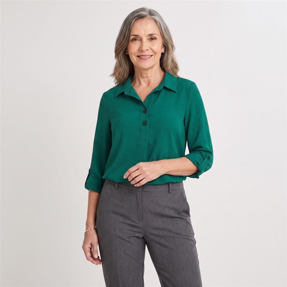 Blusa Manga Roll Up con Botones en Escote Verde en modelo adulta