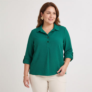 Blusa Manga Roll Up con Botones en Escote Verde en modelo plus size