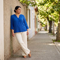 Blusa Manga Larga con Botones Frontales Azul lifestyle