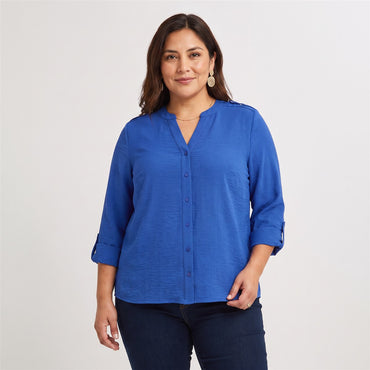 Blusa Manga Larga con Botones Frontales Azul en modelo plus size
