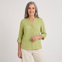 Blusa Manga Larga con Botones Frontales Verde en modelo adulta