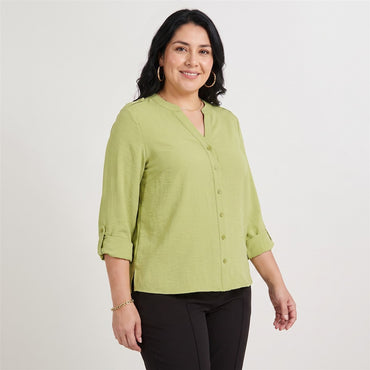 Blusa Manga Larga con Botones Frontales Verde en modelo plus size