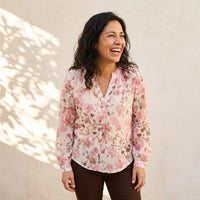 Blusa Escote Mao un Botón Rosado lifestyle