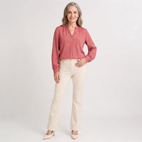 Blusa Escote Mao un Botón Rosado en modelo adulta