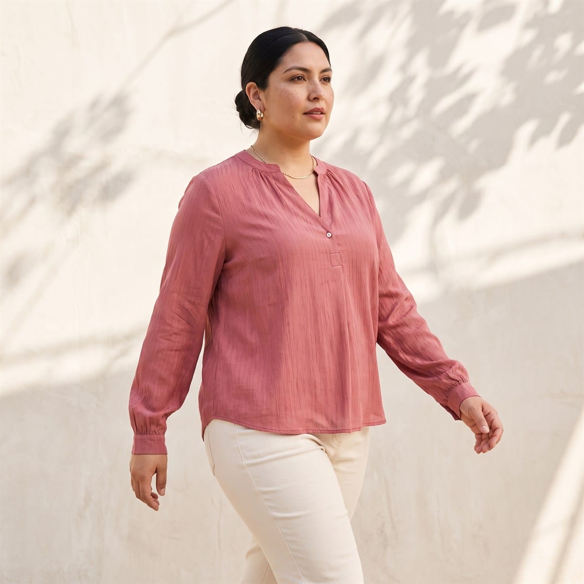 Blusa Escote Mao un Botón Rosado lifestyle