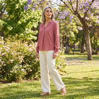 Blusa Escote Mao un Botón Rosado lifestyle