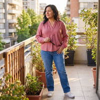 Blusa Escote Mao un Botón Rosado lifestyle