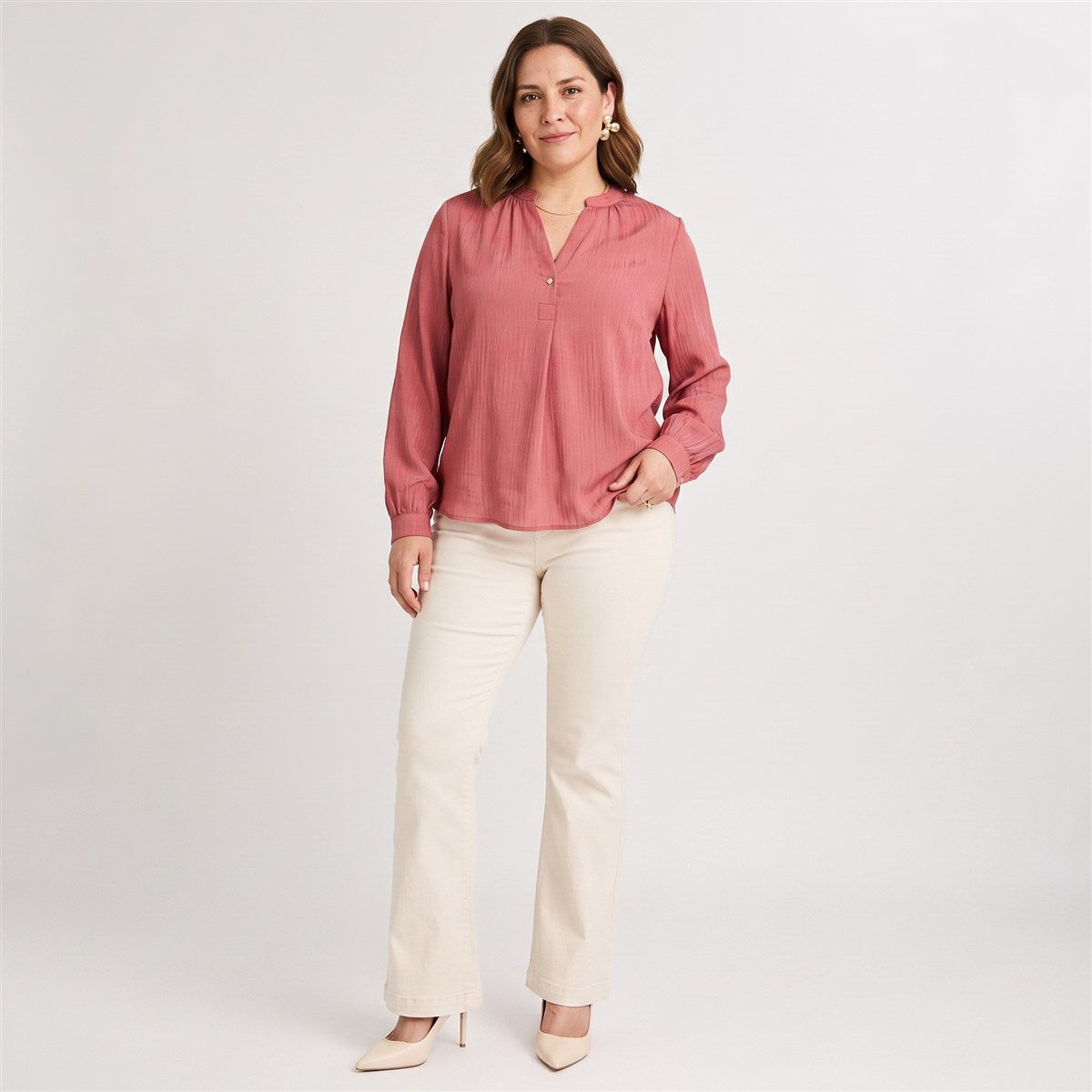 Blusa Escote Mao un Botón Rosado en modelo plus size