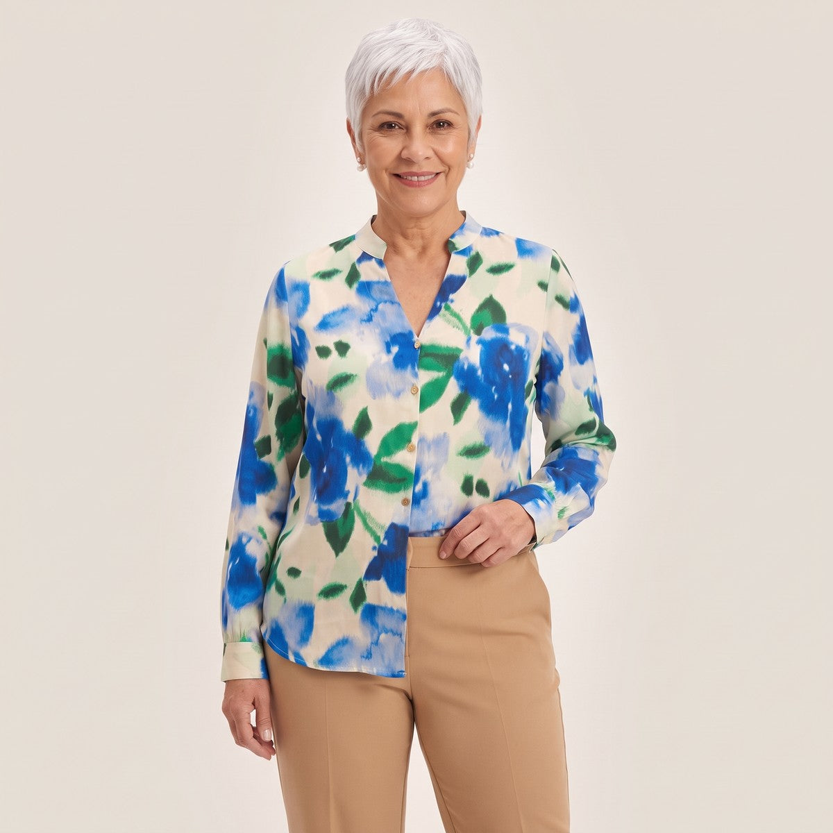 Blusa Manga Larga Cuello Mao con Botones Frontales Beige en modelo adulta