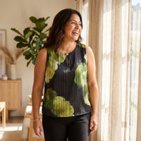 Blusa sin Mangas con Botón Estampada Verde lifestyle
