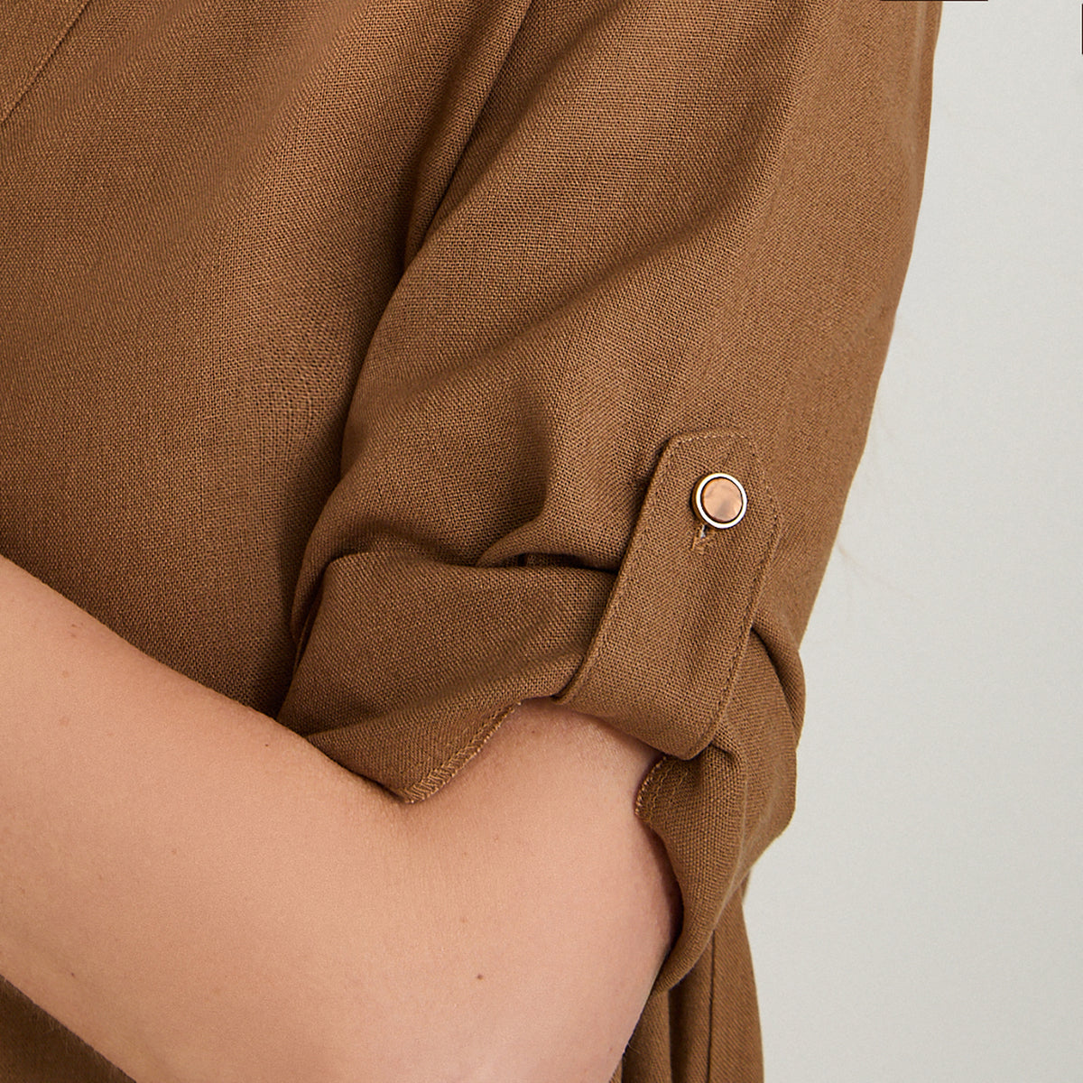 Blusa Blusón de Lino Manga Roll Up Liso Taupe