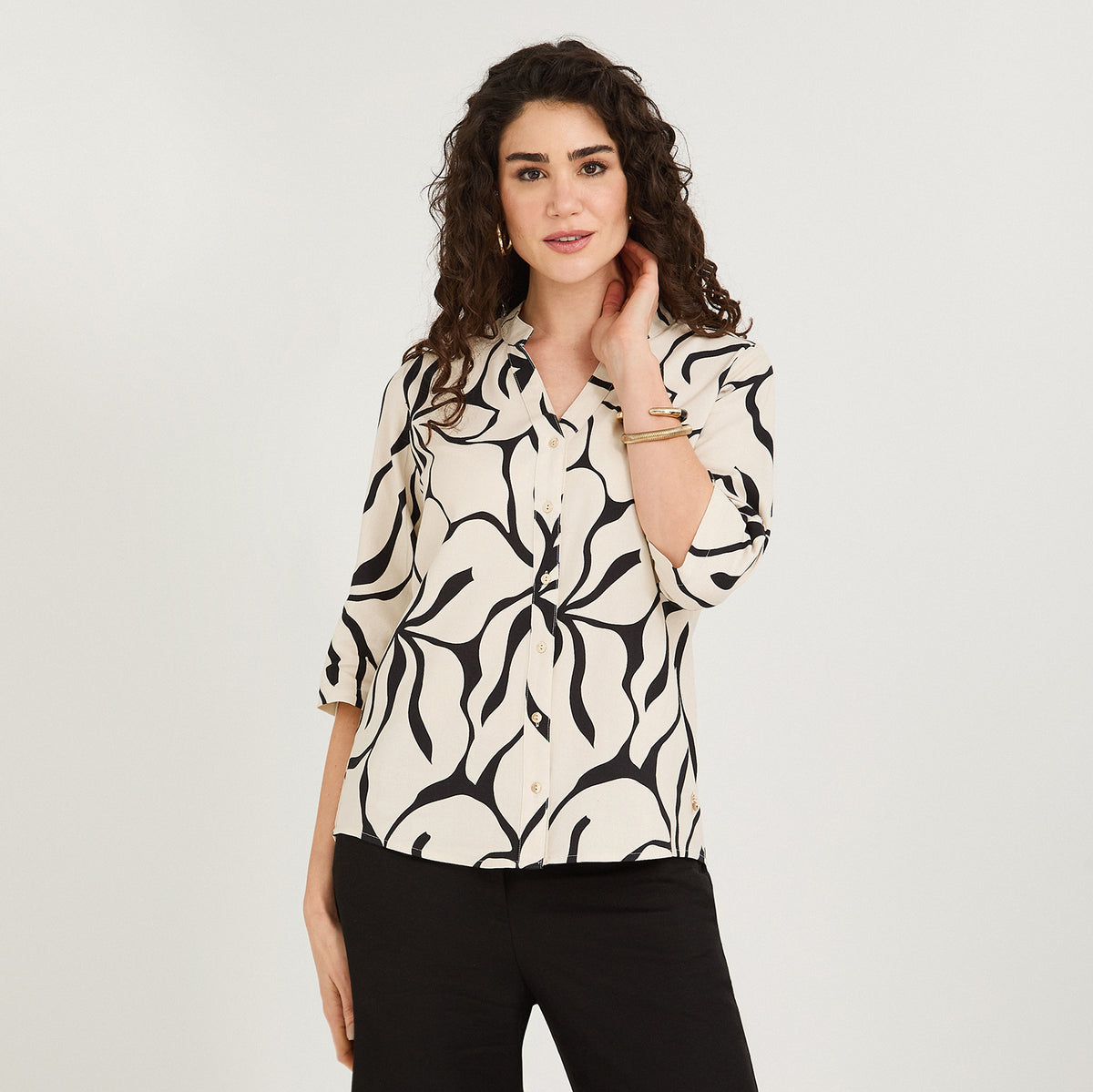 Blusa Lino Estampada Cuello Mao y Manga Roll Up Negro