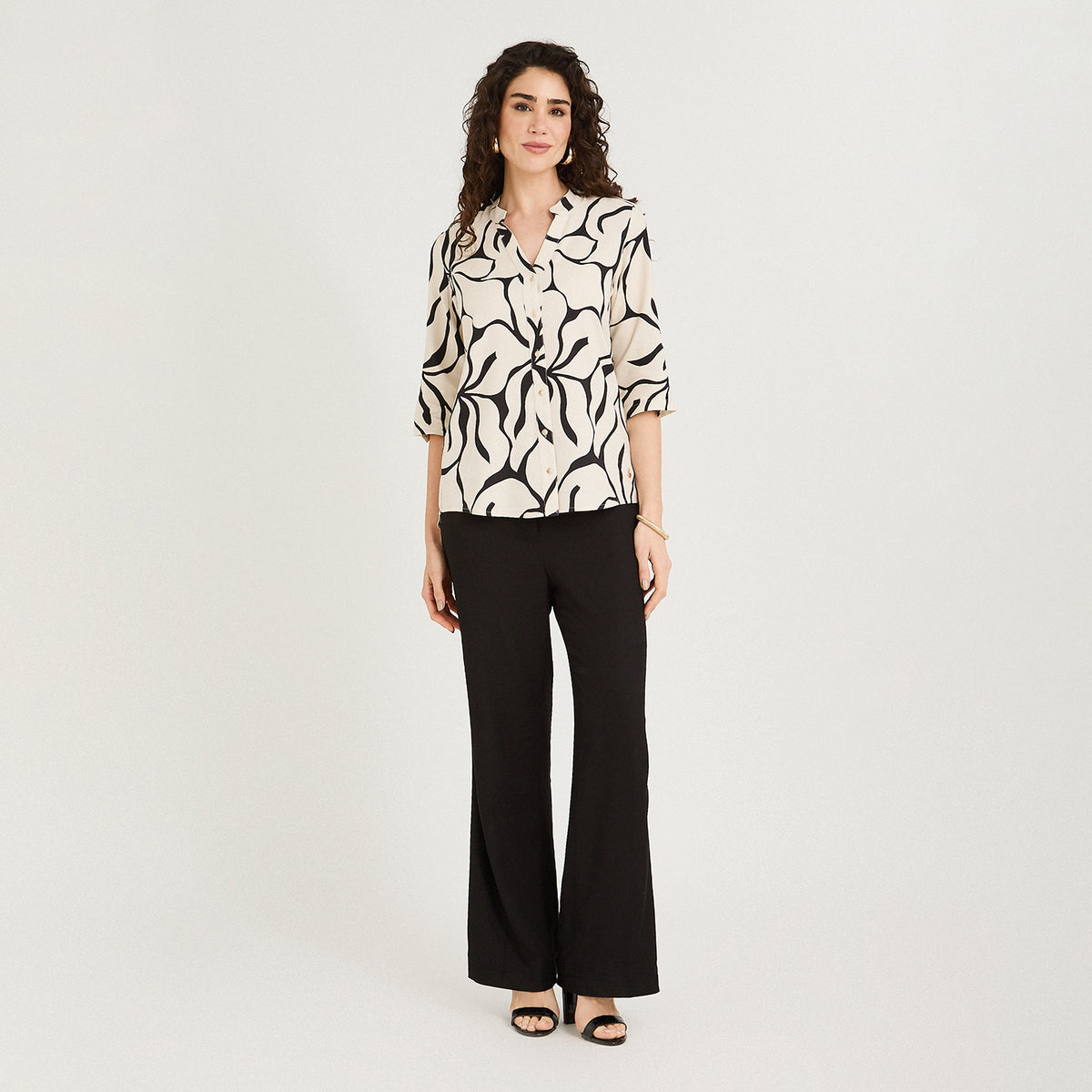 Blusa Lino Estampada Cuello Mao y Manga Roll Up Negro