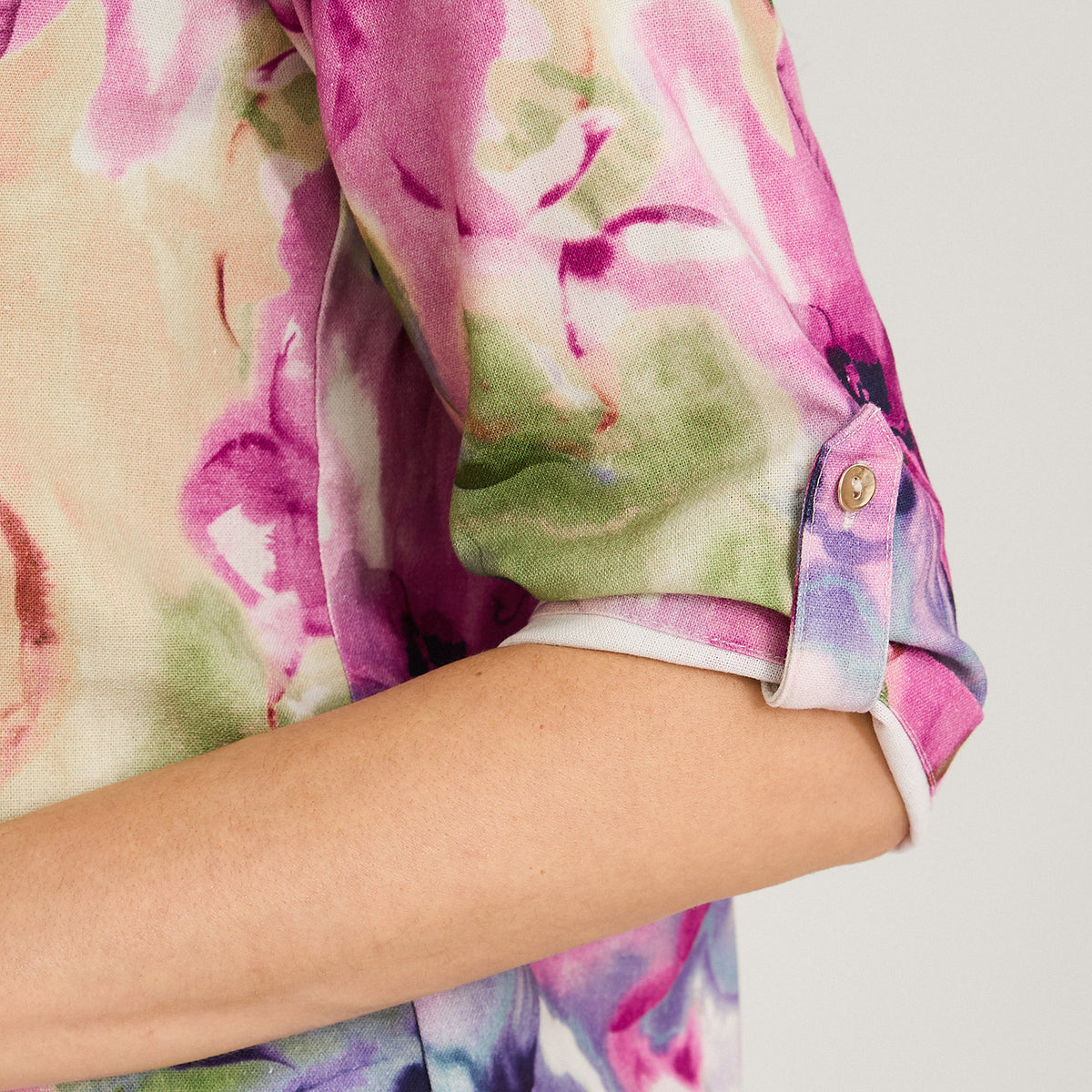 Blusa Lino Estampada Cuello Mao y Manga Roll Up Fucsia