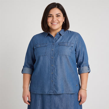 Blusa Lyocell Manga Larga Roll Up Azul en modelo plus size