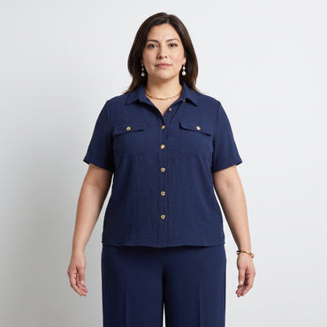 Blusa Manga Corta con Botones Azul en modelo plus size