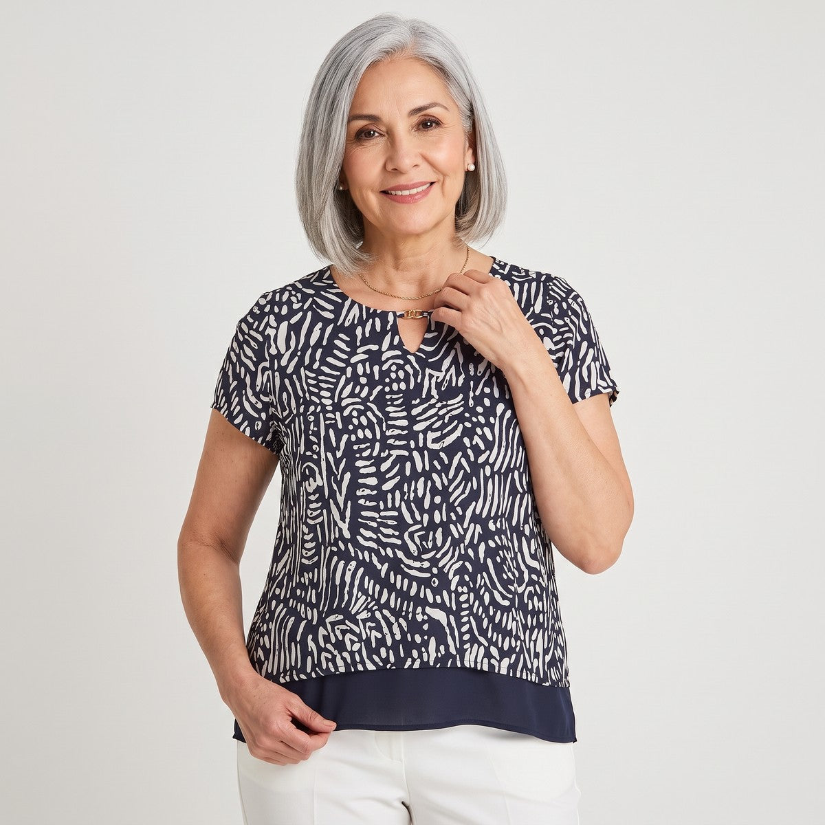 Blusa con Faldón Manga Corta Azul en modelo adulta