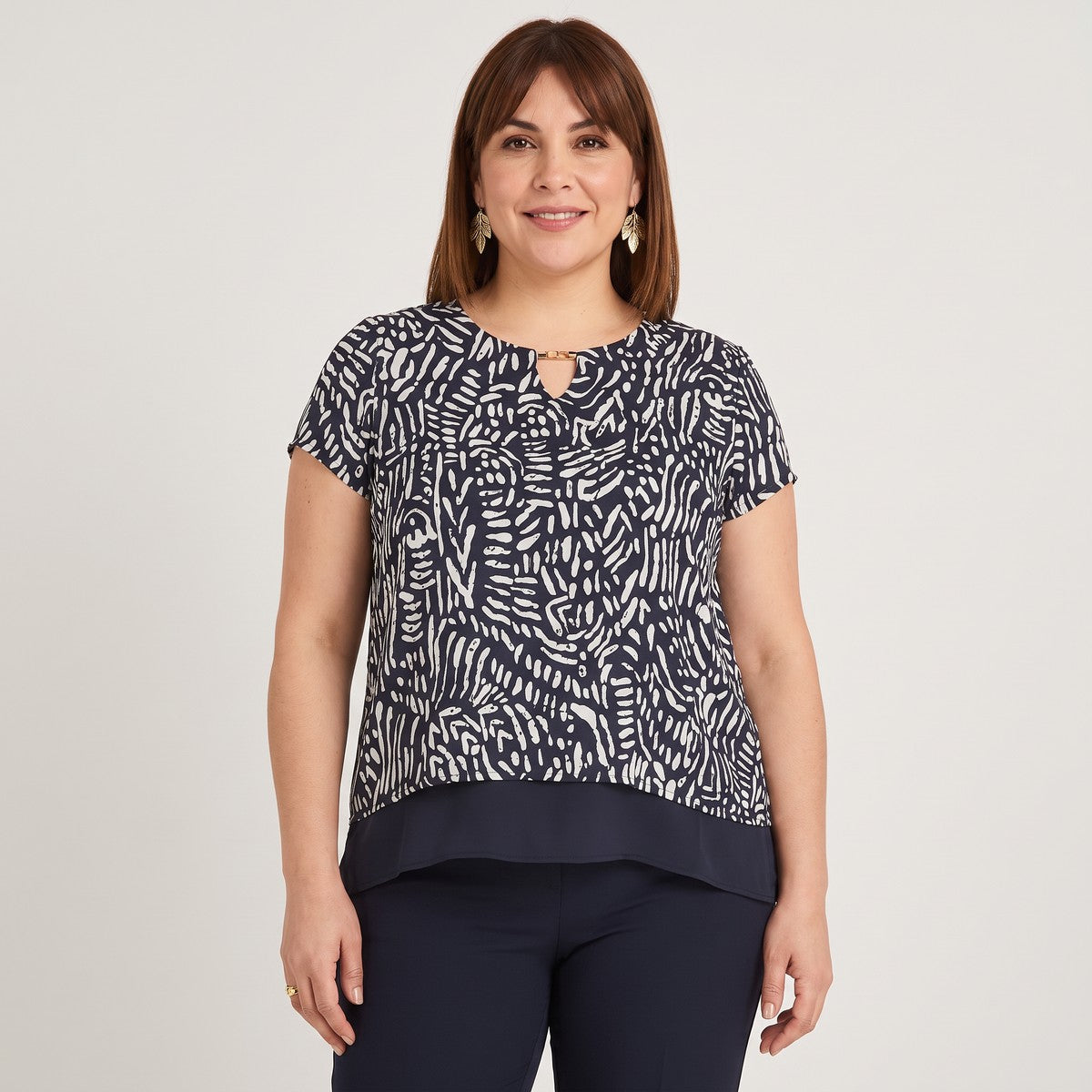 Blusa con Faldón Manga Corta Azul en modelo plus size