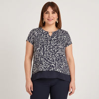 Blusa con Faldón Manga Corta Azul en modelo plus size