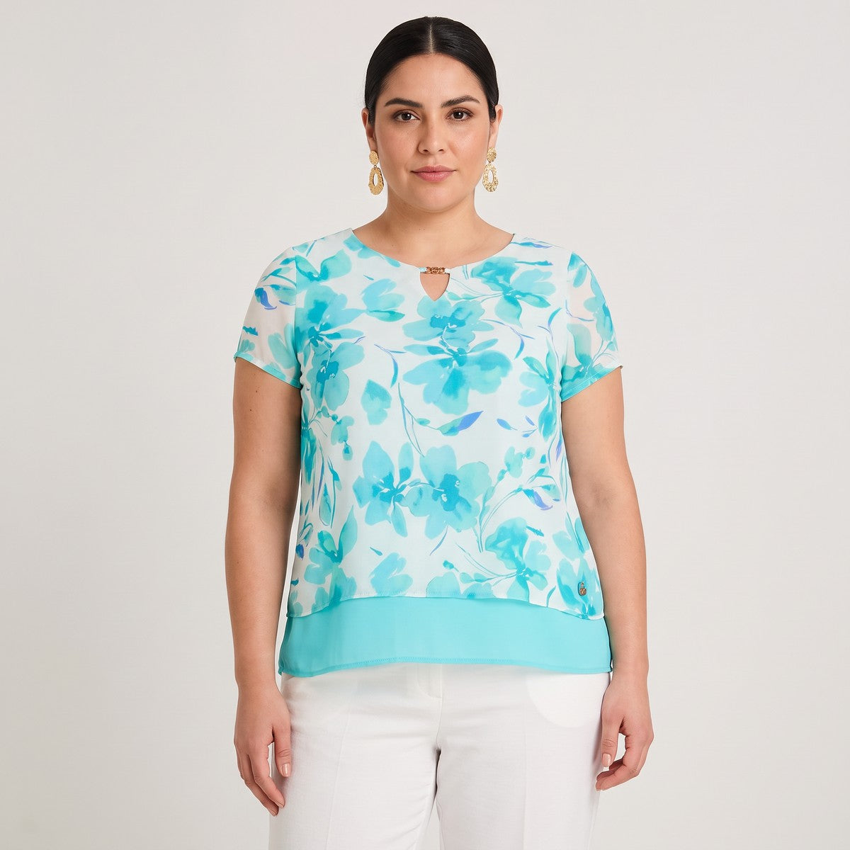 Blusa con Faldón Manga Corta Celeste en modelo plus size